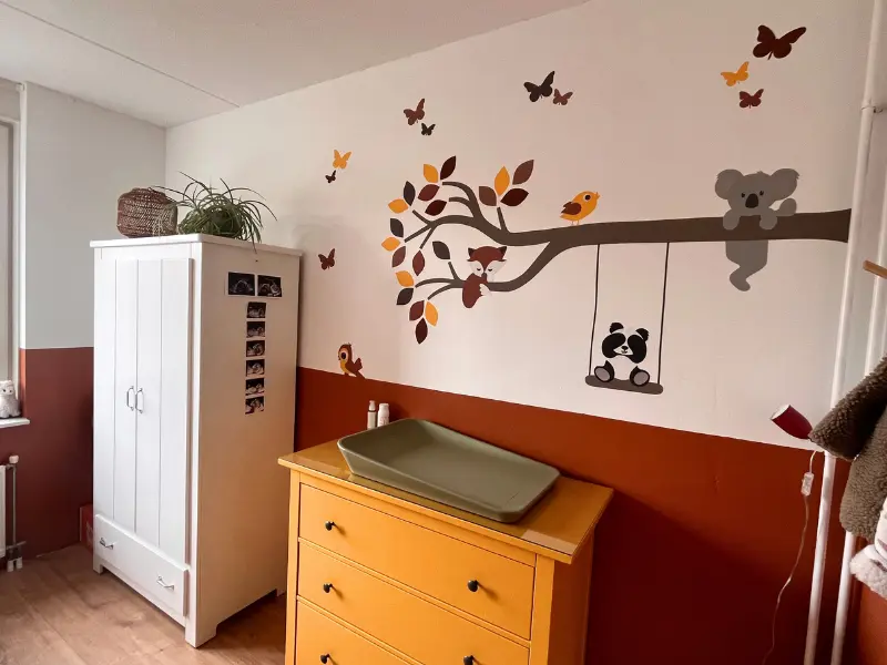 Tak met dieren in Terracotta babykamer.